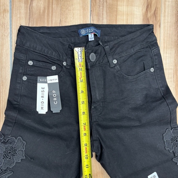NWT Boom Boom Jeans Mid-Rise Crop Black Embroidered Flower Design Size 7 - Picture 3 of 10
